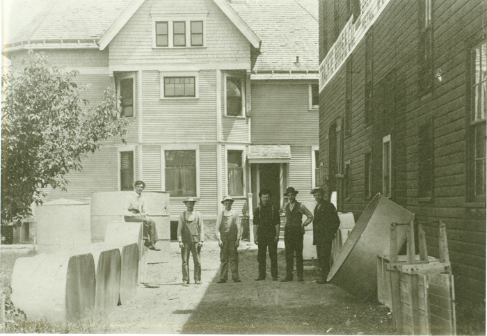 historic photo from 1907 with a group of men outside building